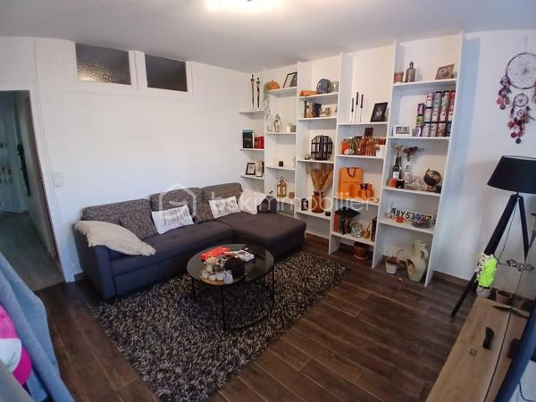 A VENDRE  Nouvelle Aquitaine centre ville Agen, Immeuble à rendement locatif. 
Proche centre d'intérêt et universités, venez découvrir cet immeuble restauré avec gout, proche de toutes commodités, commerces, école. 
Cet immeuble vous surprend par son espace et son emplacement. 
Vous pouvez profiter pour ces  appartements  : 
- des prestations très appréciées  comme de nombreux logements occupés, belle luminosité, chauffage individuel, isolation, cuisines équipées et aménagées...
- de l'espace : séjour, chambre, salles d'eau entièrement refaites, box rangement, 
Le charme de ces appartements vous offre l'opportunité de réaliser vos projets d'investissement dans un lieu prisé dés à présent. 
Idéal investisseur. 
Abonnement eau et électricité individuels. Menuiseries double vitrage PVC
Pas de copropriété