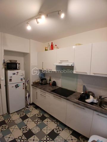 A VENDRE  Nouvelle Aquitaine centre ville Agen, Immeuble à rendement locatif. 
Proche centre d'intérêt et universités, venez découvrir cet immeuble restauré avec gout, proche de toutes commodités, commerces, école. 
Cet immeuble vous surprend par son espace et son emplacement. 
Vous pouvez profiter pour ces  appartements  : 
- des prestations très appréciées  comme de nombreux logements occupés, belle luminosité, chauffage individuel, isolation, cuisines équipées et aménagées...
- de l'espace : séjour, chambre, salles d'eau entièrement refaites, box rangement, 
Le charme de ces appartements vous offre l'opportunité de réaliser vos projets d'investissement dans un lieu prisé dés à présent. 
Idéal investisseur. 
Abonnement eau et électricité individuels. Menuiseries double vitrage PVC
Pas de copropriété