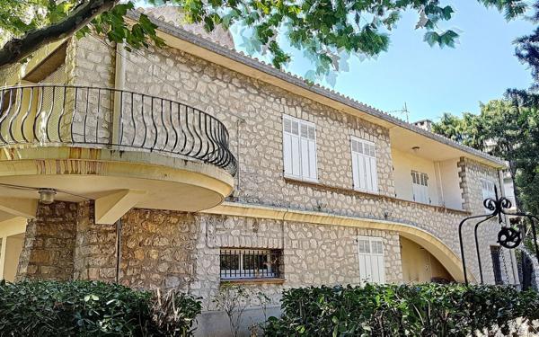 Maison à louer    7 pièces •  Marseille 12