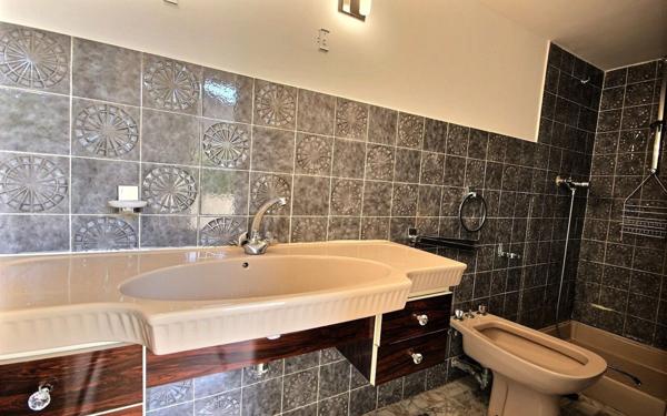 Maison à louer    7 pièces •  Marseille 12