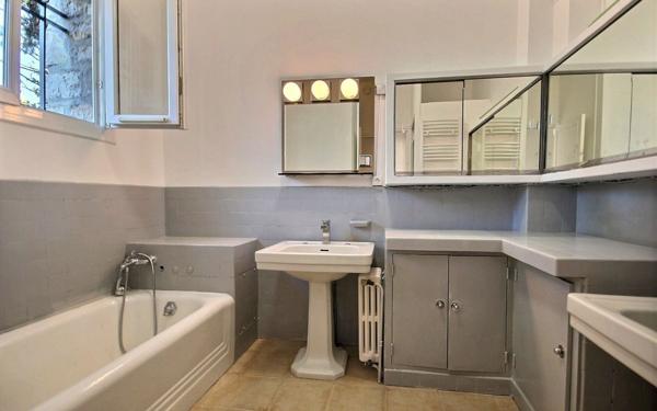 Maison à louer    7 pièces •  Marseille 12