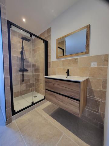 Saint-Mitre-les-Remparts (13920) APPARTEMENT RENOVE A NEUF REZ DE JARDIN AVEC PLACES DE PARKING