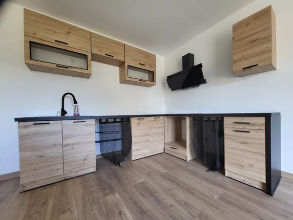 Saint-Mitre-les-Remparts (13920) APPARTEMENT RENOVE A NEUF REZ DE JARDIN AVEC PLACES DE PARKING