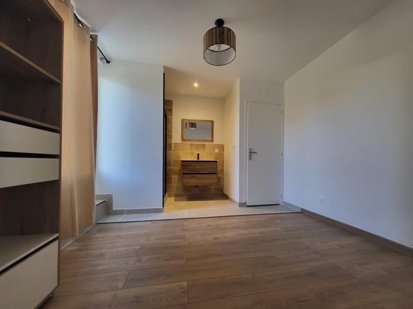 Saint-Mitre-les-Remparts (13920) APPARTEMENT RENOVE A NEUF REZ DE JARDIN AVEC PLACES DE PARKING