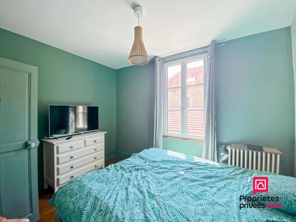 Propriété rénovée centre ville Semur-en-Auxois avec garage et jardin