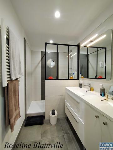 Clé en main – T4 de 79 m² refait à neuf, 5é étage avec ascenseur, parking privé – à 2 pas du marché central