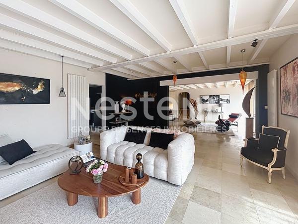 Maison de caractère de 260 mètres carrés - piscine- tennis- parc arboré- 4 suites- bureau