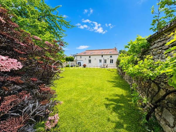 Laissez-vous séduire par cette superbe maison en pierre où authenticité et élégance se rencontrent dans un cadre de vie privilégié, à proximité immédiate du centre de Verberie.

Dès l’entrée, le charme opère grâce à de magnifiques volumes et une luminosité omniprésente, pensés pour offrir un confort de vie optimal au quotidien.

Le rez-de-chaussée s’ouvre sur une vaste entrée avec vestiaire desservant un superbe séjour baigné de lumière. 
La cuisine semi-ouverte, aménagée et entièrement équipée, complétée par une arrière-cuisine fonctionnelle, offre un espace convivial idéal pour recevoir.

La maison dispose également d’une belle suite parentale avec dressing, d’une salle de bain avec douche et double vasque, ainsi que d’un WC indépendant. 
Entièrement vivable de plain-pied, elle répond parfaitement aux besoins d’une vie familiale confortable.

À l’étage, un large palier dessert quatre belles chambres, un bureau, un dressing, une seconde salle de bain ainsi qu’un WC indépendant.

À l’extérieur, vous profiterez de deux agréables terrasses idéales pour les beaux jours, ainsi que d’un vaste terrain entièrement clos et muré offrant de nombreuses possibilités d’aménagement pour les amoureux de nature et d’espaces verts.

Un garage traversant de 40 m² avec porte de service permet de stationner plusieurs véhicules en toute sécurité.

Enfin, un véritable atout vient compléter ce bien rare : une grande dépendance à rénover selon vos envies, actuellement divisée en quatre espaces, idéale pour la création de logements, gîtes, bureaux ou activité professionnelle.

Une propriété pleine de charme et de potentiel, rare sur le secteur.

📞 Contactez moi dès maintenant pour organiser une visite et découvrir ce bien d’exception.