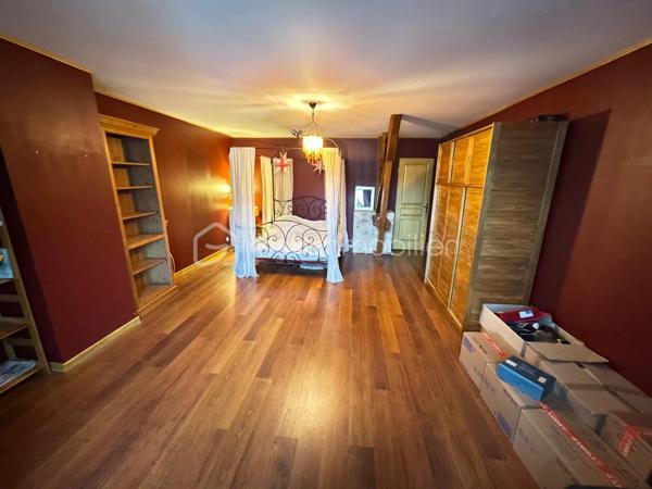 Laissez-vous séduire par cette superbe maison en pierre où authenticité et élégance se rencontrent dans un cadre de vie privilégié, à proximité immédiate du centre de Verberie.

Dès l’entrée, le charme opère grâce à de magnifiques volumes et une luminosité omniprésente, pensés pour offrir un confort de vie optimal au quotidien.

Le rez-de-chaussée s’ouvre sur une vaste entrée avec vestiaire desservant un superbe séjour baigné de lumière. 
La cuisine semi-ouverte, aménagée et entièrement équipée, complétée par une arrière-cuisine fonctionnelle, offre un espace convivial idéal pour recevoir.

La maison dispose également d’une belle suite parentale avec dressing, d’une salle de bain avec douche et double vasque, ainsi que d’un WC indépendant. 
Entièrement vivable de plain-pied, elle répond parfaitement aux besoins d’une vie familiale confortable.

À l’étage, un large palier dessert quatre belles chambres, un bureau, un dressing, une seconde salle de bain ainsi qu’un WC indépendant.

À l’extérieur, vous profiterez de deux agréables terrasses idéales pour les beaux jours, ainsi que d’un vaste terrain entièrement clos et muré offrant de nombreuses possibilités d’aménagement pour les amoureux de nature et d’espaces verts.

Un garage traversant de 40 m² avec porte de service permet de stationner plusieurs véhicules en toute sécurité.

Enfin, un véritable atout vient compléter ce bien rare : une grande dépendance à rénover selon vos envies, actuellement divisée en quatre espaces, idéale pour la création de logements, gîtes, bureaux ou activité professionnelle.

Une propriété pleine de charme et de potentiel, rare sur le secteur.

📞 Contactez moi dès maintenant pour organiser une visite et découvrir ce bien d’exception.