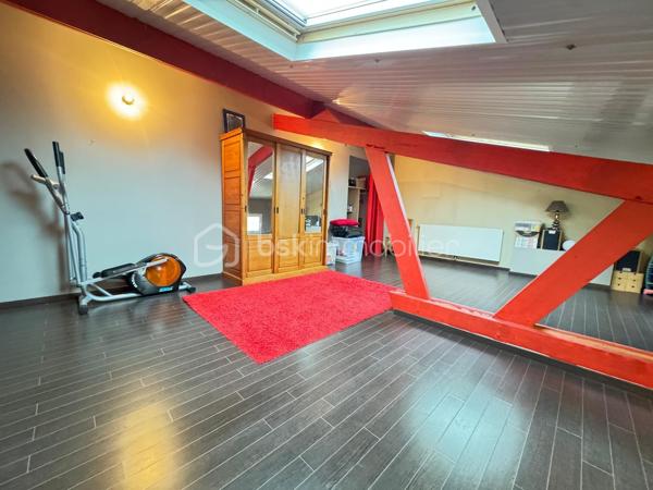 Laissez-vous séduire par cette superbe maison en pierre où authenticité et élégance se rencontrent dans un cadre de vie privilégié, à proximité immédiate du centre de Verberie.

Dès l’entrée, le charme opère grâce à de magnifiques volumes et une luminosité omniprésente, pensés pour offrir un confort de vie optimal au quotidien.

Le rez-de-chaussée s’ouvre sur une vaste entrée avec vestiaire desservant un superbe séjour baigné de lumière. 
La cuisine semi-ouverte, aménagée et entièrement équipée, complétée par une arrière-cuisine fonctionnelle, offre un espace convivial idéal pour recevoir.

La maison dispose également d’une belle suite parentale avec dressing, d’une salle de bain avec douche et double vasque, ainsi que d’un WC indépendant. 
Entièrement vivable de plain-pied, elle répond parfaitement aux besoins d’une vie familiale confortable.

À l’étage, un large palier dessert quatre belles chambres, un bureau, un dressing, une seconde salle de bain ainsi qu’un WC indépendant.

À l’extérieur, vous profiterez de deux agréables terrasses idéales pour les beaux jours, ainsi que d’un vaste terrain entièrement clos et muré offrant de nombreuses possibilités d’aménagement pour les amoureux de nature et d’espaces verts.

Un garage traversant de 40 m² avec porte de service permet de stationner plusieurs véhicules en toute sécurité.

Enfin, un véritable atout vient compléter ce bien rare : une grande dépendance à rénover selon vos envies, actuellement divisée en quatre espaces, idéale pour la création de logements, gîtes, bureaux ou activité professionnelle.

Une propriété pleine de charme et de potentiel, rare sur le secteur.

📞 Contactez moi dès maintenant pour organiser une visite et découvrir ce bien d’exception.
