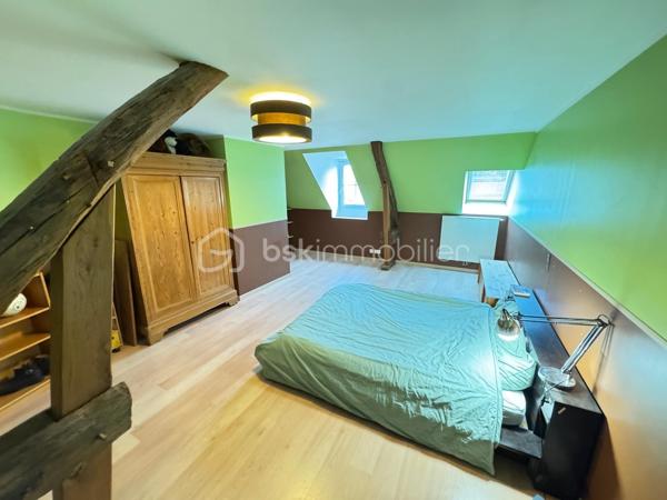 Laissez-vous séduire par cette superbe maison en pierre où authenticité et élégance se rencontrent dans un cadre de vie privilégié, à proximité immédiate du centre de Verberie.

Dès l’entrée, le charme opère grâce à de magnifiques volumes et une luminosité omniprésente, pensés pour offrir un confort de vie optimal au quotidien.

Le rez-de-chaussée s’ouvre sur une vaste entrée avec vestiaire desservant un superbe séjour baigné de lumière. 
La cuisine semi-ouverte, aménagée et entièrement équipée, complétée par une arrière-cuisine fonctionnelle, offre un espace convivial idéal pour recevoir.

La maison dispose également d’une belle suite parentale avec dressing, d’une salle de bain avec douche et double vasque, ainsi que d’un WC indépendant. 
Entièrement vivable de plain-pied, elle répond parfaitement aux besoins d’une vie familiale confortable.

À l’étage, un large palier dessert quatre belles chambres, un bureau, un dressing, une seconde salle de bain ainsi qu’un WC indépendant.

À l’extérieur, vous profiterez de deux agréables terrasses idéales pour les beaux jours, ainsi que d’un vaste terrain entièrement clos et muré offrant de nombreuses possibilités d’aménagement pour les amoureux de nature et d’espaces verts.

Un garage traversant de 40 m² avec porte de service permet de stationner plusieurs véhicules en toute sécurité.

Enfin, un véritable atout vient compléter ce bien rare : une grande dépendance à rénover selon vos envies, actuellement divisée en quatre espaces, idéale pour la création de logements, gîtes, bureaux ou activité professionnelle.

Une propriété pleine de charme et de potentiel, rare sur le secteur.

📞 Contactez moi dès maintenant pour organiser une visite et découvrir ce bien d’exception.