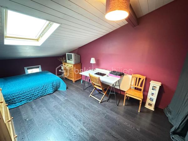Laissez-vous séduire par cette superbe maison en pierre où authenticité et élégance se rencontrent dans un cadre de vie privilégié, à proximité immédiate du centre de Verberie.

Dès l’entrée, le charme opère grâce à de magnifiques volumes et une luminosité omniprésente, pensés pour offrir un confort de vie optimal au quotidien.

Le rez-de-chaussée s’ouvre sur une vaste entrée avec vestiaire desservant un superbe séjour baigné de lumière. 
La cuisine semi-ouverte, aménagée et entièrement équipée, complétée par une arrière-cuisine fonctionnelle, offre un espace convivial idéal pour recevoir.

La maison dispose également d’une belle suite parentale avec dressing, d’une salle de bain avec douche et double vasque, ainsi que d’un WC indépendant. 
Entièrement vivable de plain-pied, elle répond parfaitement aux besoins d’une vie familiale confortable.

À l’étage, un large palier dessert quatre belles chambres, un bureau, un dressing, une seconde salle de bain ainsi qu’un WC indépendant.

À l’extérieur, vous profiterez de deux agréables terrasses idéales pour les beaux jours, ainsi que d’un vaste terrain entièrement clos et muré offrant de nombreuses possibilités d’aménagement pour les amoureux de nature et d’espaces verts.

Un garage traversant de 40 m² avec porte de service permet de stationner plusieurs véhicules en toute sécurité.

Enfin, un véritable atout vient compléter ce bien rare : une grande dépendance à rénover selon vos envies, actuellement divisée en quatre espaces, idéale pour la création de logements, gîtes, bureaux ou activité professionnelle.

Une propriété pleine de charme et de potentiel, rare sur le secteur.

📞 Contactez moi dès maintenant pour organiser une visite et découvrir ce bien d’exception.