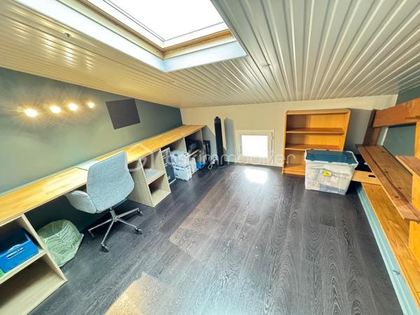 Laissez-vous séduire par cette superbe maison en pierre où authenticité et élégance se rencontrent dans un cadre de vie privilégié, à proximité immédiate du centre de Verberie.

Dès l’entrée, le charme opère grâce à de magnifiques volumes et une luminosité omniprésente, pensés pour offrir un confort de vie optimal au quotidien.

Le rez-de-chaussée s’ouvre sur une vaste entrée avec vestiaire desservant un superbe séjour baigné de lumière. 
La cuisine semi-ouverte, aménagée et entièrement équipée, complétée par une arrière-cuisine fonctionnelle, offre un espace convivial idéal pour recevoir.

La maison dispose également d’une belle suite parentale avec dressing, d’une salle de bain avec douche et double vasque, ainsi que d’un WC indépendant. 
Entièrement vivable de plain-pied, elle répond parfaitement aux besoins d’une vie familiale confortable.

À l’étage, un large palier dessert quatre belles chambres, un bureau, un dressing, une seconde salle de bain ainsi qu’un WC indépendant.

À l’extérieur, vous profiterez de deux agréables terrasses idéales pour les beaux jours, ainsi que d’un vaste terrain entièrement clos et muré offrant de nombreuses possibilités d’aménagement pour les amoureux de nature et d’espaces verts.

Un garage traversant de 40 m² avec porte de service permet de stationner plusieurs véhicules en toute sécurité.

Enfin, un véritable atout vient compléter ce bien rare : une grande dépendance à rénover selon vos envies, actuellement divisée en quatre espaces, idéale pour la création de logements, gîtes, bureaux ou activité professionnelle.

Une propriété pleine de charme et de potentiel, rare sur le secteur.

📞 Contactez moi dès maintenant pour organiser une visite et découvrir ce bien d’exception.