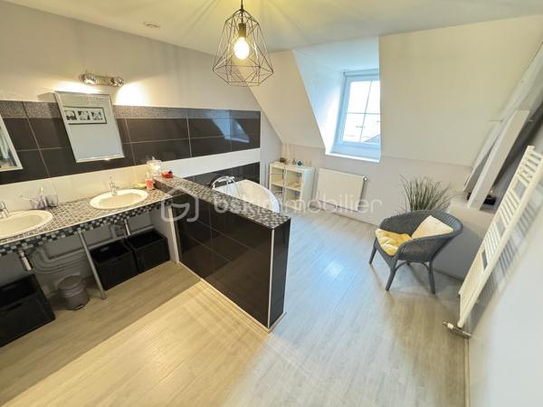 Laissez-vous séduire par cette superbe maison en pierre où authenticité et élégance se rencontrent dans un cadre de vie privilégié, à proximité immédiate du centre de Verberie.

Dès l’entrée, le charme opère grâce à de magnifiques volumes et une luminosité omniprésente, pensés pour offrir un confort de vie optimal au quotidien.

Le rez-de-chaussée s’ouvre sur une vaste entrée avec vestiaire desservant un superbe séjour baigné de lumière. 
La cuisine semi-ouverte, aménagée et entièrement équipée, complétée par une arrière-cuisine fonctionnelle, offre un espace convivial idéal pour recevoir.

La maison dispose également d’une belle suite parentale avec dressing, d’une salle de bain avec douche et double vasque, ainsi que d’un WC indépendant. 
Entièrement vivable de plain-pied, elle répond parfaitement aux besoins d’une vie familiale confortable.

À l’étage, un large palier dessert quatre belles chambres, un bureau, un dressing, une seconde salle de bain ainsi qu’un WC indépendant.

À l’extérieur, vous profiterez de deux agréables terrasses idéales pour les beaux jours, ainsi que d’un vaste terrain entièrement clos et muré offrant de nombreuses possibilités d’aménagement pour les amoureux de nature et d’espaces verts.

Un garage traversant de 40 m² avec porte de service permet de stationner plusieurs véhicules en toute sécurité.

Enfin, un véritable atout vient compléter ce bien rare : une grande dépendance à rénover selon vos envies, actuellement divisée en quatre espaces, idéale pour la création de logements, gîtes, bureaux ou activité professionnelle.

Une propriété pleine de charme et de potentiel, rare sur le secteur.

📞 Contactez moi dès maintenant pour organiser une visite et découvrir ce bien d’exception.