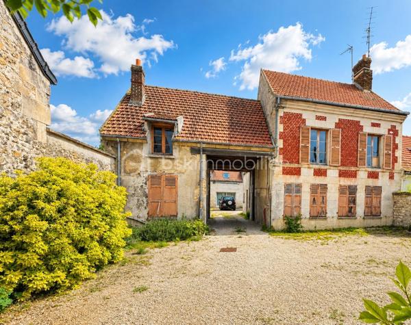 Laissez-vous séduire par cette superbe maison en pierre où authenticité et élégance se rencontrent dans un cadre de vie privilégié, à proximité immédiate du centre de Verberie.

Dès l’entrée, le charme opère grâce à de magnifiques volumes et une luminosité omniprésente, pensés pour offrir un confort de vie optimal au quotidien.

Le rez-de-chaussée s’ouvre sur une vaste entrée avec vestiaire desservant un superbe séjour baigné de lumière. 
La cuisine semi-ouverte, aménagée et entièrement équipée, complétée par une arrière-cuisine fonctionnelle, offre un espace convivial idéal pour recevoir.

La maison dispose également d’une belle suite parentale avec dressing, d’une salle de bain avec douche et double vasque, ainsi que d’un WC indépendant. 
Entièrement vivable de plain-pied, elle répond parfaitement aux besoins d’une vie familiale confortable.

À l’étage, un large palier dessert quatre belles chambres, un bureau, un dressing, une seconde salle de bain ainsi qu’un WC indépendant.

À l’extérieur, vous profiterez de deux agréables terrasses idéales pour les beaux jours, ainsi que d’un vaste terrain entièrement clos et muré offrant de nombreuses possibilités d’aménagement pour les amoureux de nature et d’espaces verts.

Un garage traversant de 40 m² avec porte de service permet de stationner plusieurs véhicules en toute sécurité.

Enfin, un véritable atout vient compléter ce bien rare : une grande dépendance à rénover selon vos envies, actuellement divisée en quatre espaces, idéale pour la création de logements, gîtes, bureaux ou activité professionnelle.

Une propriété pleine de charme et de potentiel, rare sur le secteur.

📞 Contactez moi dès maintenant pour organiser une visite et découvrir ce bien d’exception.