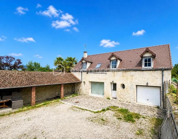 Laissez-vous séduire par cette superbe maison en pierre où authenticité et élégance se rencontrent dans un cadre de vie privilégié, à proximité immédiate du centre de Verberie.

Dès l’entrée, le charme opère grâce à de magnifiques volumes et une luminosité omniprésente, pensés pour offrir un confort de vie optimal au quotidien.

Le rez-de-chaussée s’ouvre sur une vaste entrée avec vestiaire desservant un superbe séjour baigné de lumière. 
La cuisine semi-ouverte, aménagée et entièrement équipée, complétée par une arrière-cuisine fonctionnelle, offre un espace convivial idéal pour recevoir.

La maison dispose également d’une belle suite parentale avec dressing, d’une salle de bain avec douche et double vasque, ainsi que d’un WC indépendant. 
Entièrement vivable de plain-pied, elle répond parfaitement aux besoins d’une vie familiale confortable.

À l’étage, un large palier dessert quatre belles chambres, un bureau, un dressing, une seconde salle de bain ainsi qu’un WC indépendant.

À l’extérieur, vous profiterez de deux agréables terrasses idéales pour les beaux jours, ainsi que d’un vaste terrain entièrement clos et muré offrant de nombreuses possibilités d’aménagement pour les amoureux de nature et d’espaces verts.

Un garage traversant de 40 m² avec porte de service permet de stationner plusieurs véhicules en toute sécurité.

Enfin, un véritable atout vient compléter ce bien rare : une grande dépendance à rénover selon vos envies, actuellement divisée en quatre espaces, idéale pour la création de logements, gîtes, bureaux ou activité professionnelle.

Une propriété pleine de charme et de potentiel, rare sur le secteur.

📞 Contactez moi dès maintenant pour organiser une visite et découvrir ce bien d’exception.