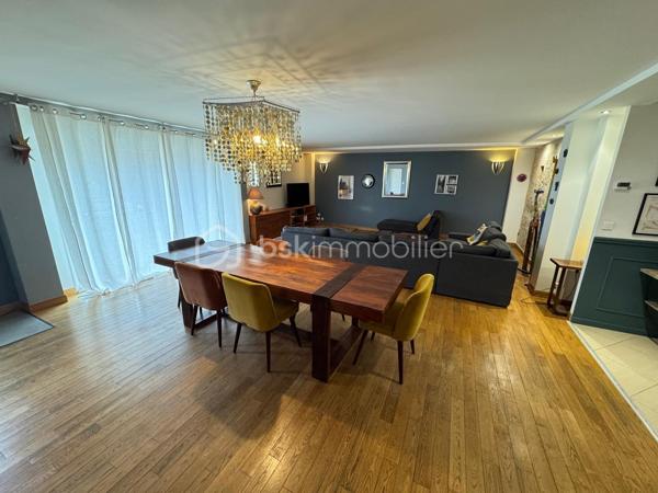 Laissez-vous séduire par cette superbe maison en pierre où authenticité et élégance se rencontrent dans un cadre de vie privilégié, à proximité immédiate du centre de Verberie.

Dès l’entrée, le charme opère grâce à de magnifiques volumes et une luminosité omniprésente, pensés pour offrir un confort de vie optimal au quotidien.

Le rez-de-chaussée s’ouvre sur une vaste entrée avec vestiaire desservant un superbe séjour baigné de lumière. 
La cuisine semi-ouverte, aménagée et entièrement équipée, complétée par une arrière-cuisine fonctionnelle, offre un espace convivial idéal pour recevoir.

La maison dispose également d’une belle suite parentale avec dressing, d’une salle de bain avec douche et double vasque, ainsi que d’un WC indépendant. 
Entièrement vivable de plain-pied, elle répond parfaitement aux besoins d’une vie familiale confortable.

À l’étage, un large palier dessert quatre belles chambres, un bureau, un dressing, une seconde salle de bain ainsi qu’un WC indépendant.

À l’extérieur, vous profiterez de deux agréables terrasses idéales pour les beaux jours, ainsi que d’un vaste terrain entièrement clos et muré offrant de nombreuses possibilités d’aménagement pour les amoureux de nature et d’espaces verts.

Un garage traversant de 40 m² avec porte de service permet de stationner plusieurs véhicules en toute sécurité.

Enfin, un véritable atout vient compléter ce bien rare : une grande dépendance à rénover selon vos envies, actuellement divisée en quatre espaces, idéale pour la création de logements, gîtes, bureaux ou activité professionnelle.

Une propriété pleine de charme et de potentiel, rare sur le secteur.

📞 Contactez moi dès maintenant pour organiser une visite et découvrir ce bien d’exception.