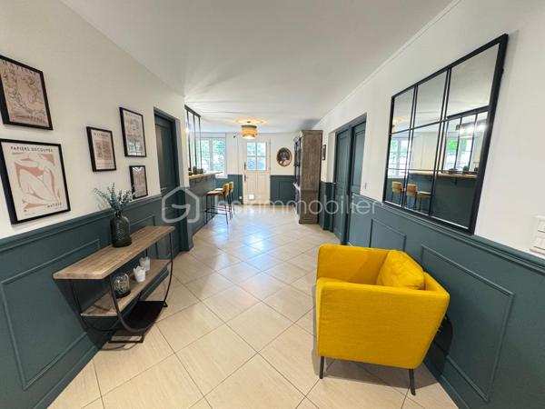 Laissez-vous séduire par cette superbe maison en pierre où authenticité et élégance se rencontrent dans un cadre de vie privilégié, à proximité immédiate du centre de Verberie.

Dès l’entrée, le charme opère grâce à de magnifiques volumes et une luminosité omniprésente, pensés pour offrir un confort de vie optimal au quotidien.

Le rez-de-chaussée s’ouvre sur une vaste entrée avec vestiaire desservant un superbe séjour baigné de lumière. 
La cuisine semi-ouverte, aménagée et entièrement équipée, complétée par une arrière-cuisine fonctionnelle, offre un espace convivial idéal pour recevoir.

La maison dispose également d’une belle suite parentale avec dressing, d’une salle de bain avec douche et double vasque, ainsi que d’un WC indépendant. 
Entièrement vivable de plain-pied, elle répond parfaitement aux besoins d’une vie familiale confortable.

À l’étage, un large palier dessert quatre belles chambres, un bureau, un dressing, une seconde salle de bain ainsi qu’un WC indépendant.

À l’extérieur, vous profiterez de deux agréables terrasses idéales pour les beaux jours, ainsi que d’un vaste terrain entièrement clos et muré offrant de nombreuses possibilités d’aménagement pour les amoureux de nature et d’espaces verts.

Un garage traversant de 40 m² avec porte de service permet de stationner plusieurs véhicules en toute sécurité.

Enfin, un véritable atout vient compléter ce bien rare : une grande dépendance à rénover selon vos envies, actuellement divisée en quatre espaces, idéale pour la création de logements, gîtes, bureaux ou activité professionnelle.

Une propriété pleine de charme et de potentiel, rare sur le secteur.

📞 Contactez moi dès maintenant pour organiser une visite et découvrir ce bien d’exception.