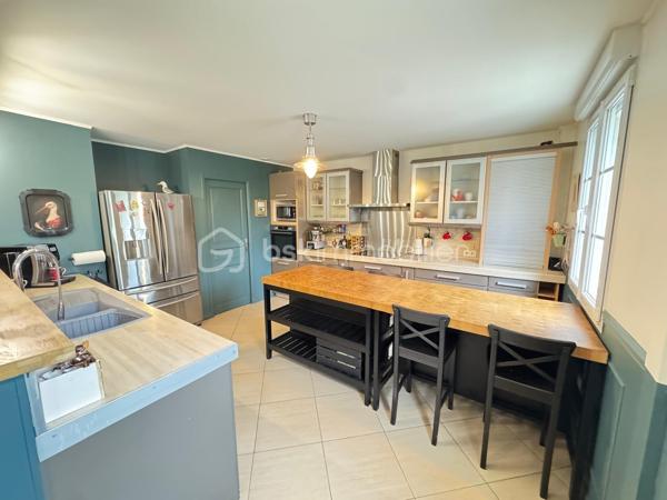 Laissez-vous séduire par cette superbe maison en pierre où authenticité et élégance se rencontrent dans un cadre de vie privilégié, à proximité immédiate du centre de Verberie.

Dès l’entrée, le charme opère grâce à de magnifiques volumes et une luminosité omniprésente, pensés pour offrir un confort de vie optimal au quotidien.

Le rez-de-chaussée s’ouvre sur une vaste entrée avec vestiaire desservant un superbe séjour baigné de lumière. 
La cuisine semi-ouverte, aménagée et entièrement équipée, complétée par une arrière-cuisine fonctionnelle, offre un espace convivial idéal pour recevoir.

La maison dispose également d’une belle suite parentale avec dressing, d’une salle de bain avec douche et double vasque, ainsi que d’un WC indépendant. 
Entièrement vivable de plain-pied, elle répond parfaitement aux besoins d’une vie familiale confortable.

À l’étage, un large palier dessert quatre belles chambres, un bureau, un dressing, une seconde salle de bain ainsi qu’un WC indépendant.

À l’extérieur, vous profiterez de deux agréables terrasses idéales pour les beaux jours, ainsi que d’un vaste terrain entièrement clos et muré offrant de nombreuses possibilités d’aménagement pour les amoureux de nature et d’espaces verts.

Un garage traversant de 40 m² avec porte de service permet de stationner plusieurs véhicules en toute sécurité.

Enfin, un véritable atout vient compléter ce bien rare : une grande dépendance à rénover selon vos envies, actuellement divisée en quatre espaces, idéale pour la création de logements, gîtes, bureaux ou activité professionnelle.

Une propriété pleine de charme et de potentiel, rare sur le secteur.

📞 Contactez moi dès maintenant pour organiser une visite et découvrir ce bien d’exception.