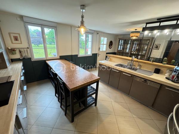 Laissez-vous séduire par cette superbe maison en pierre où authenticité et élégance se rencontrent dans un cadre de vie privilégié, à proximité immédiate du centre de Verberie.

Dès l’entrée, le charme opère grâce à de magnifiques volumes et une luminosité omniprésente, pensés pour offrir un confort de vie optimal au quotidien.

Le rez-de-chaussée s’ouvre sur une vaste entrée avec vestiaire desservant un superbe séjour baigné de lumière. 
La cuisine semi-ouverte, aménagée et entièrement équipée, complétée par une arrière-cuisine fonctionnelle, offre un espace convivial idéal pour recevoir.

La maison dispose également d’une belle suite parentale avec dressing, d’une salle de bain avec douche et double vasque, ainsi que d’un WC indépendant. 
Entièrement vivable de plain-pied, elle répond parfaitement aux besoins d’une vie familiale confortable.

À l’étage, un large palier dessert quatre belles chambres, un bureau, un dressing, une seconde salle de bain ainsi qu’un WC indépendant.

À l’extérieur, vous profiterez de deux agréables terrasses idéales pour les beaux jours, ainsi que d’un vaste terrain entièrement clos et muré offrant de nombreuses possibilités d’aménagement pour les amoureux de nature et d’espaces verts.

Un garage traversant de 40 m² avec porte de service permet de stationner plusieurs véhicules en toute sécurité.

Enfin, un véritable atout vient compléter ce bien rare : une grande dépendance à rénover selon vos envies, actuellement divisée en quatre espaces, idéale pour la création de logements, gîtes, bureaux ou activité professionnelle.

Une propriété pleine de charme et de potentiel, rare sur le secteur.

📞 Contactez moi dès maintenant pour organiser une visite et découvrir ce bien d’exception.