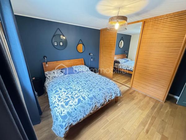 Laissez-vous séduire par cette superbe maison en pierre où authenticité et élégance se rencontrent dans un cadre de vie privilégié, à proximité immédiate du centre de Verberie.

Dès l’entrée, le charme opère grâce à de magnifiques volumes et une luminosité omniprésente, pensés pour offrir un confort de vie optimal au quotidien.

Le rez-de-chaussée s’ouvre sur une vaste entrée avec vestiaire desservant un superbe séjour baigné de lumière. 
La cuisine semi-ouverte, aménagée et entièrement équipée, complétée par une arrière-cuisine fonctionnelle, offre un espace convivial idéal pour recevoir.

La maison dispose également d’une belle suite parentale avec dressing, d’une salle de bain avec douche et double vasque, ainsi que d’un WC indépendant. 
Entièrement vivable de plain-pied, elle répond parfaitement aux besoins d’une vie familiale confortable.

À l’étage, un large palier dessert quatre belles chambres, un bureau, un dressing, une seconde salle de bain ainsi qu’un WC indépendant.

À l’extérieur, vous profiterez de deux agréables terrasses idéales pour les beaux jours, ainsi que d’un vaste terrain entièrement clos et muré offrant de nombreuses possibilités d’aménagement pour les amoureux de nature et d’espaces verts.

Un garage traversant de 40 m² avec porte de service permet de stationner plusieurs véhicules en toute sécurité.

Enfin, un véritable atout vient compléter ce bien rare : une grande dépendance à rénover selon vos envies, actuellement divisée en quatre espaces, idéale pour la création de logements, gîtes, bureaux ou activité professionnelle.

Une propriété pleine de charme et de potentiel, rare sur le secteur.

📞 Contactez moi dès maintenant pour organiser une visite et découvrir ce bien d’exception.