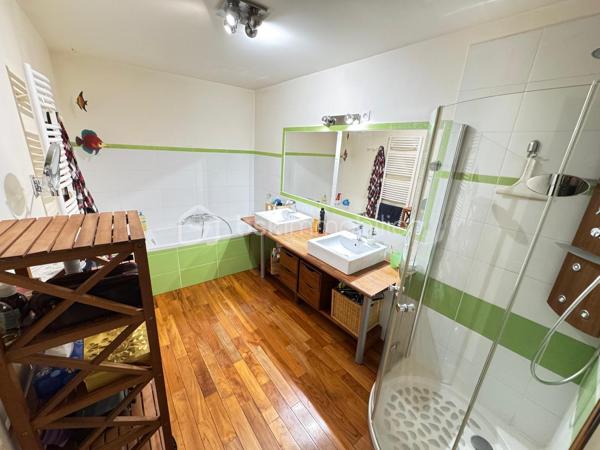 Laissez-vous séduire par cette superbe maison en pierre où authenticité et élégance se rencontrent dans un cadre de vie privilégié, à proximité immédiate du centre de Verberie.

Dès l’entrée, le charme opère grâce à de magnifiques volumes et une luminosité omniprésente, pensés pour offrir un confort de vie optimal au quotidien.

Le rez-de-chaussée s’ouvre sur une vaste entrée avec vestiaire desservant un superbe séjour baigné de lumière. 
La cuisine semi-ouverte, aménagée et entièrement équipée, complétée par une arrière-cuisine fonctionnelle, offre un espace convivial idéal pour recevoir.

La maison dispose également d’une belle suite parentale avec dressing, d’une salle de bain avec douche et double vasque, ainsi que d’un WC indépendant. 
Entièrement vivable de plain-pied, elle répond parfaitement aux besoins d’une vie familiale confortable.

À l’étage, un large palier dessert quatre belles chambres, un bureau, un dressing, une seconde salle de bain ainsi qu’un WC indépendant.

À l’extérieur, vous profiterez de deux agréables terrasses idéales pour les beaux jours, ainsi que d’un vaste terrain entièrement clos et muré offrant de nombreuses possibilités d’aménagement pour les amoureux de nature et d’espaces verts.

Un garage traversant de 40 m² avec porte de service permet de stationner plusieurs véhicules en toute sécurité.

Enfin, un véritable atout vient compléter ce bien rare : une grande dépendance à rénover selon vos envies, actuellement divisée en quatre espaces, idéale pour la création de logements, gîtes, bureaux ou activité professionnelle.

Une propriété pleine de charme et de potentiel, rare sur le secteur.

📞 Contactez moi dès maintenant pour organiser une visite et découvrir ce bien d’exception.