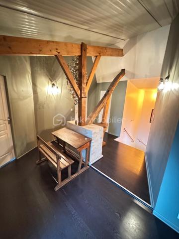 Laissez-vous séduire par cette superbe maison en pierre où authenticité et élégance se rencontrent dans un cadre de vie privilégié, à proximité immédiate du centre de Verberie.

Dès l’entrée, le charme opère grâce à de magnifiques volumes et une luminosité omniprésente, pensés pour offrir un confort de vie optimal au quotidien.

Le rez-de-chaussée s’ouvre sur une vaste entrée avec vestiaire desservant un superbe séjour baigné de lumière. 
La cuisine semi-ouverte, aménagée et entièrement équipée, complétée par une arrière-cuisine fonctionnelle, offre un espace convivial idéal pour recevoir.

La maison dispose également d’une belle suite parentale avec dressing, d’une salle de bain avec douche et double vasque, ainsi que d’un WC indépendant. 
Entièrement vivable de plain-pied, elle répond parfaitement aux besoins d’une vie familiale confortable.

À l’étage, un large palier dessert quatre belles chambres, un bureau, un dressing, une seconde salle de bain ainsi qu’un WC indépendant.

À l’extérieur, vous profiterez de deux agréables terrasses idéales pour les beaux jours, ainsi que d’un vaste terrain entièrement clos et muré offrant de nombreuses possibilités d’aménagement pour les amoureux de nature et d’espaces verts.

Un garage traversant de 40 m² avec porte de service permet de stationner plusieurs véhicules en toute sécurité.

Enfin, un véritable atout vient compléter ce bien rare : une grande dépendance à rénover selon vos envies, actuellement divisée en quatre espaces, idéale pour la création de logements, gîtes, bureaux ou activité professionnelle.

Une propriété pleine de charme et de potentiel, rare sur le secteur.

📞 Contactez moi dès maintenant pour organiser une visite et découvrir ce bien d’exception.
