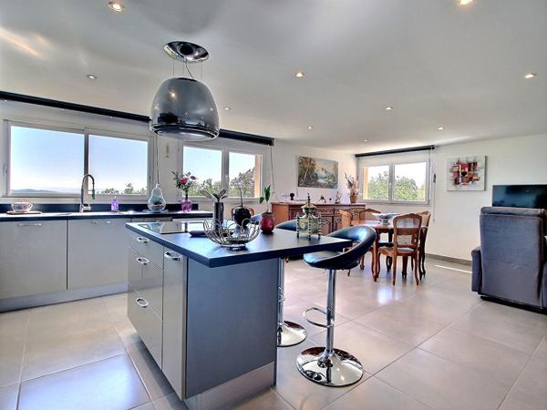 Villa Rochefort Du Gard 9 pièce(s) 305.80 m2 parcelle 1520m² avec garage et piscine