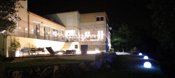 Villa Rochefort Du Gard 9 pièce(s) 305.80 m2 parcelle 1520m² avec garage et piscine