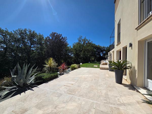 Villa Rochefort Du Gard 9 pièce(s) 305.80 m2 parcelle 1520m² avec garage et piscine