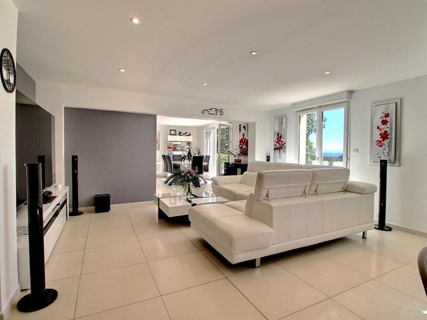 Villa Rochefort Du Gard 9 pièce(s) 305.80 m2 parcelle 1520m² avec garage et piscine