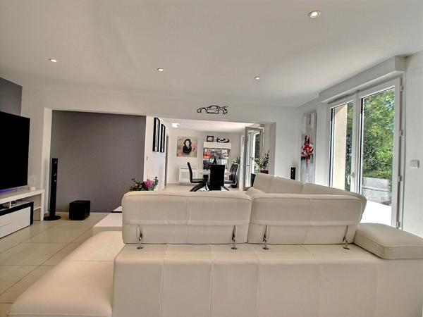 Villa Rochefort Du Gard 9 pièce(s) 305.80 m2 parcelle 1520m² avec garage et piscine