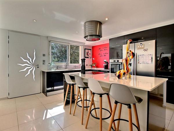 Villa Rochefort Du Gard 9 pièce(s) 305.80 m2 parcelle 1520m² avec garage et piscine