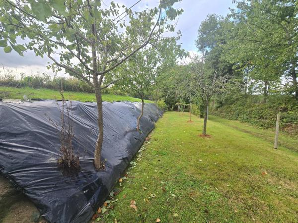 Longère d'environ 89 m² sur un terrain d'environ 736 m² à HEDE BAZOUGES