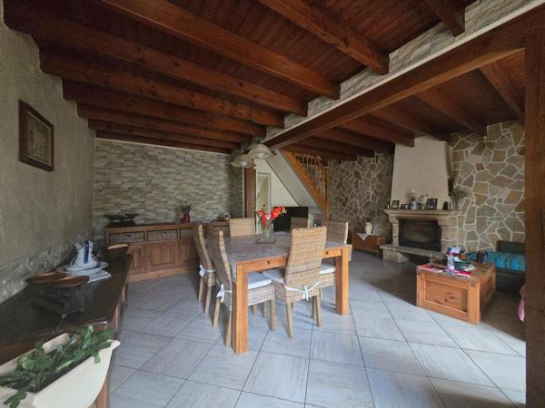 Longère d'environ 89 m² sur un terrain d'environ 736 m² à HEDE BAZOUGES