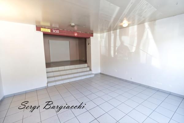 LOCAL COMMERCIAL + STUDIO INDÉPENDANT – 13 % DE RENTABILITÉ