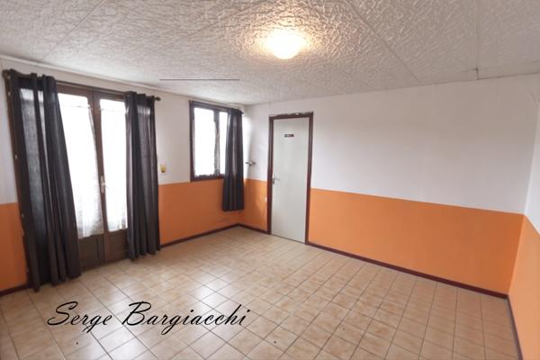 LOCAL COMMERCIAL + STUDIO INDÉPENDANT – 13 % DE RENTABILITÉ