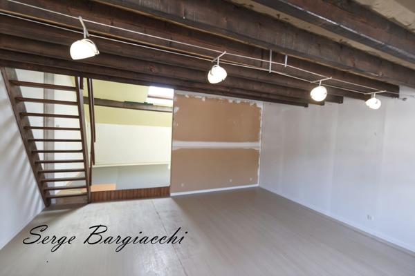 LOCAL COMMERCIAL + STUDIO INDÉPENDANT – 13 % DE RENTABILITÉ