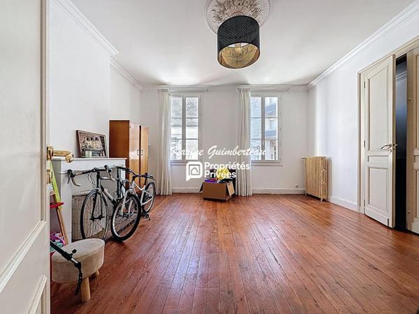 Maison bourgeoise proche Tourny avec jardin et piscine