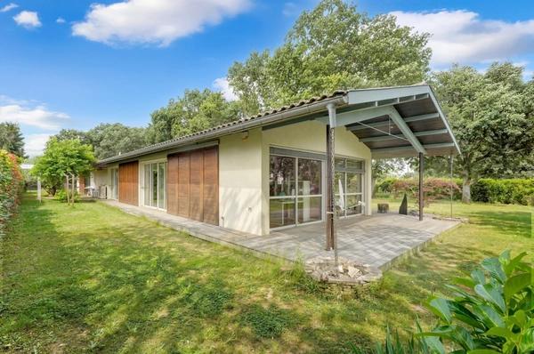 Villa d’architecte de plain-pied au cœur d’un environnement boisé préservé – 209 m² de lumière et d’espace
