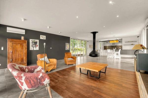 Villa d’architecte de plain-pied au cœur d’un environnement boisé préservé – 209 m² de lumière et d’espace