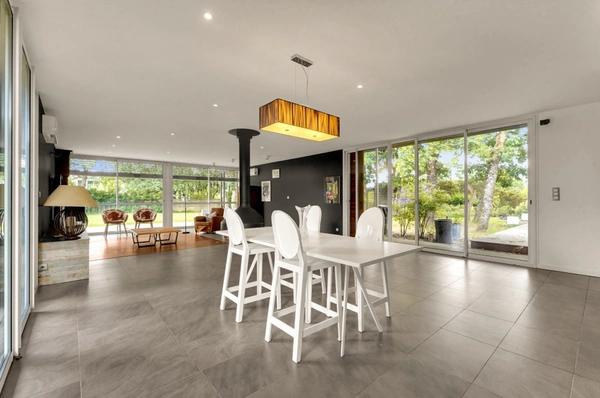Villa d’architecte de plain-pied au cœur d’un environnement boisé préservé – 209 m² de lumière et d’espace