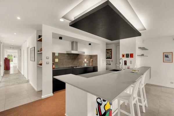 Villa d’architecte de plain-pied au cœur d’un environnement boisé préservé – 209 m² de lumière et d’espace