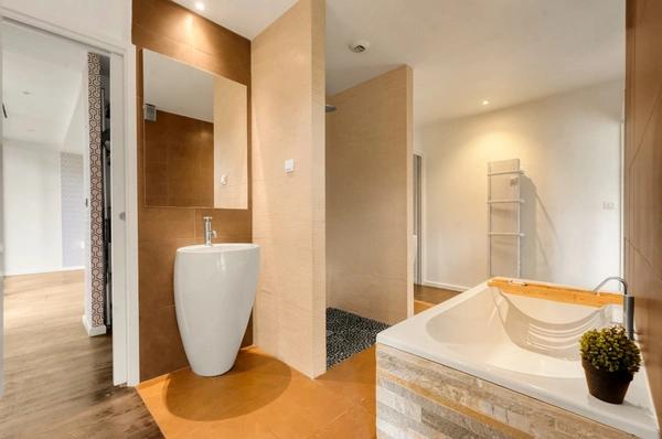 Villa d’architecte de plain-pied au cœur d’un environnement boisé préservé – 209 m² de lumière et d’espace