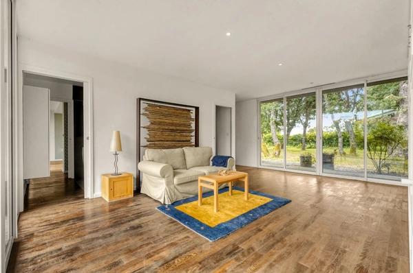 Villa d’architecte de plain-pied au cœur d’un environnement boisé préservé – 209 m² de lumière et d’espace