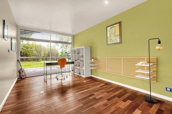 Villa d’architecte de plain-pied au cœur d’un environnement boisé préservé – 209 m² de lumière et d’espace