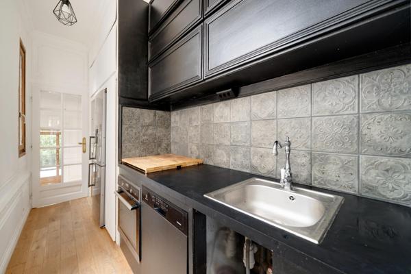 T2 rénové avec terrasse + parking transmissible