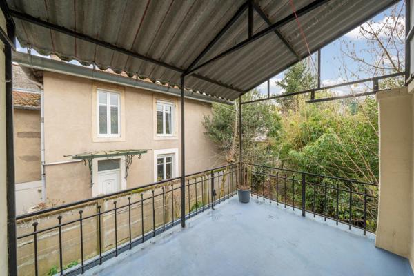 T2 rénové avec terrasse + parking transmissible