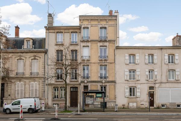 T2 rénové avec terrasse + parking transmissible