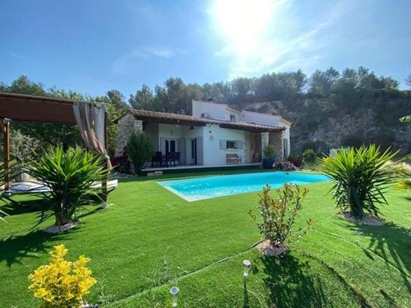 Coup de coeur ! Magnifique propriété dans un état irréprochable sur 5500 m2 de terrain. URGENT